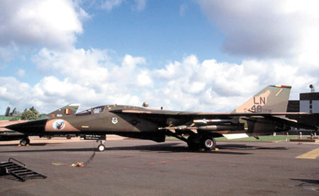 掛帶四枚激光制導(dǎo)炸彈和2枚AIM-9響尾蛇空空導(dǎo)彈的F-111F。