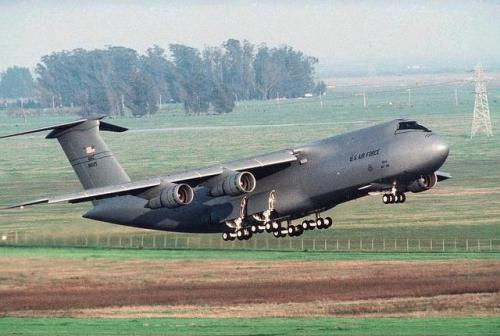 C-5“銀河”(Galaxy)亞音速遠(yuǎn)程軍用運(yùn)輸機(jī)