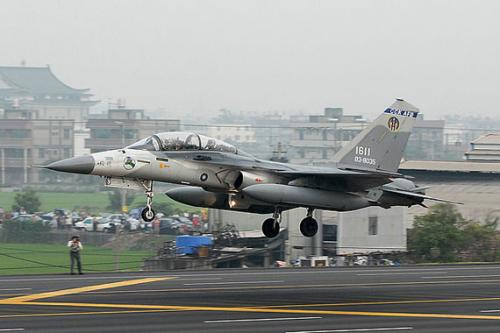 臺軍IDF戰(zhàn)機進錯海軍基地直沖直升機跑道 