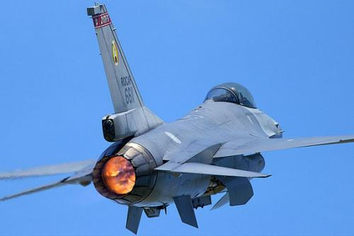 臺軍IDF戰(zhàn)機進錯海軍基地直沖直升機跑道 