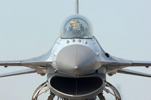 臺軍IDF戰(zhàn)機進錯海軍基地直沖直升機跑道 