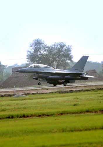 巴基斯坦為F-16戰(zhàn)斗機安裝電子干擾吊艙