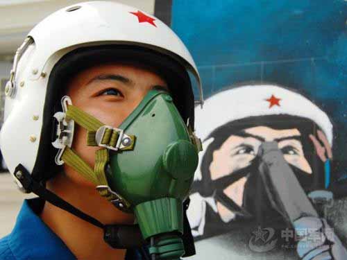 我軍飛行學(xué)員體驗(yàn)第三代戰(zhàn)機(jī)操縱特性