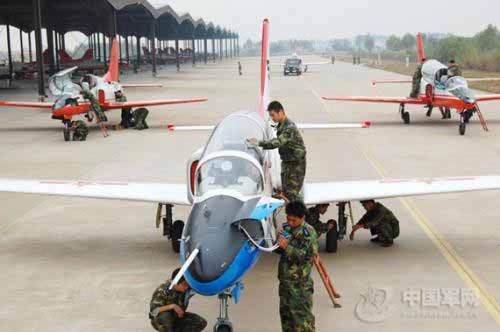 我軍飛行學(xué)員體驗(yàn)第三代戰(zhàn)機(jī)操縱特性