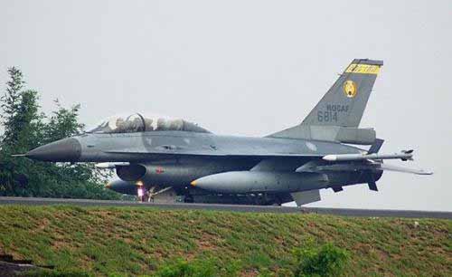 臺軍F-16戰(zhàn)機降落時因機械故障滑出跑道