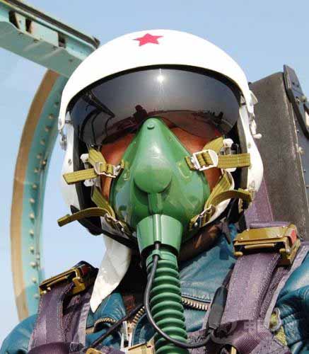 我軍飛行學(xué)員體驗(yàn)第三代戰(zhàn)機(jī)操縱特性