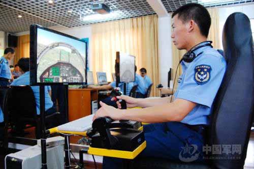 我軍飛行學(xué)員體驗(yàn)第三代戰(zhàn)機(jī)操縱特性