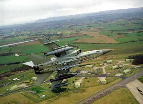 英國空軍發(fā)生離奇墜落事件 戰(zhàn)機導(dǎo)航員掉出艙外