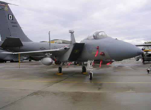 事故頻發(fā)F-15全部停飛 美國空軍乘機(jī)討要F-22A