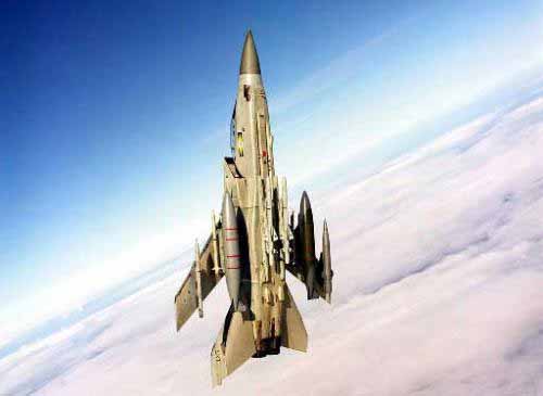 英國空軍發(fā)生離奇墜落事件 戰(zhàn)機導(dǎo)航員掉出艙外