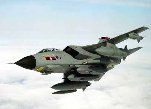 英國空軍發(fā)生離奇墜落事件 戰(zhàn)機導(dǎo)航員掉出艙外