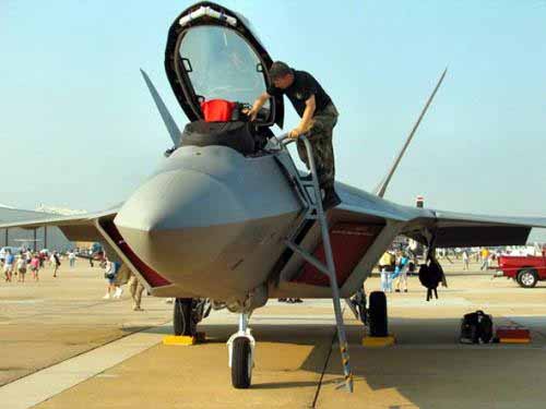 F-22戰(zhàn)機(jī)“傷病”不斷 粗糙設(shè)計(jì)或許遺傳給F-35 
