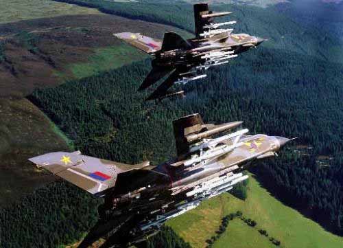 英國空軍發(fā)生離奇墜落事件 戰(zhàn)機導(dǎo)航員掉出艙外