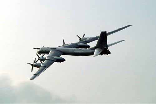 俄轟炸機(jī)飛越美軍基地 恢復(fù)冷戰(zhàn)時遠(yuǎn)程奔襲訓(xùn)練 