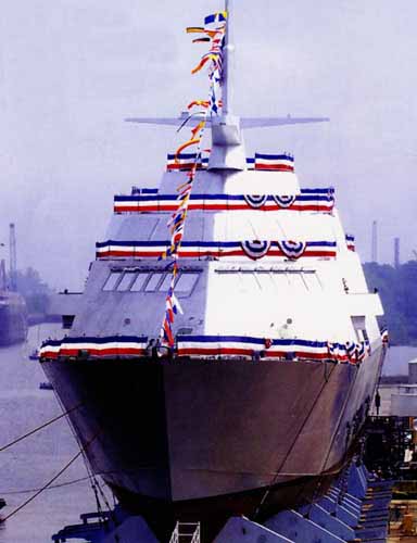 美國(guó)海軍瀕海戰(zhàn)斗艦首艦“自由”號(hào)發(fā)生火災(zāi)