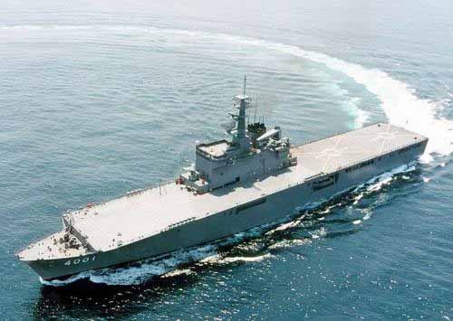 日本準(zhǔn)航母－“大隅”號(hào)兩棲船塢登陸艦