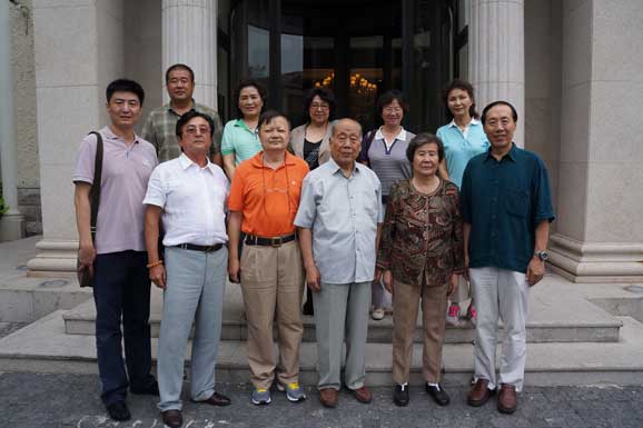 359旅后人看望老八路，老新疆周旭民夫婦