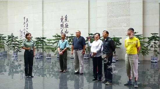 安永香陪同參觀紀念館