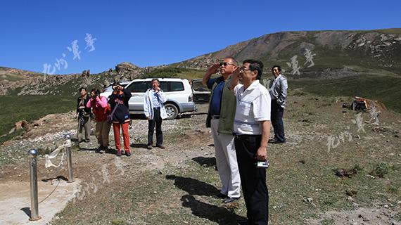 西路軍后代向石碑敬禮
