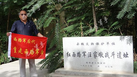 汪家墩戰(zhàn)斗遺址合影留念