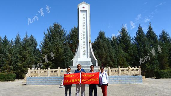 西路軍后代在紀念碑前合影