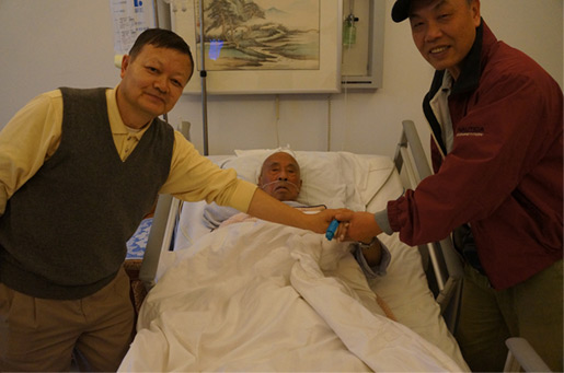 看望359旅奮斗劇社老八路劉沛然