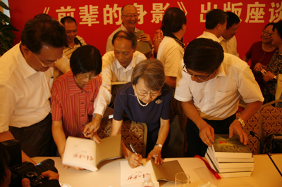 紀(jì)念中國共產(chǎn)黨成立90周年暨《前輩的身影》出版座談會在滬舉行